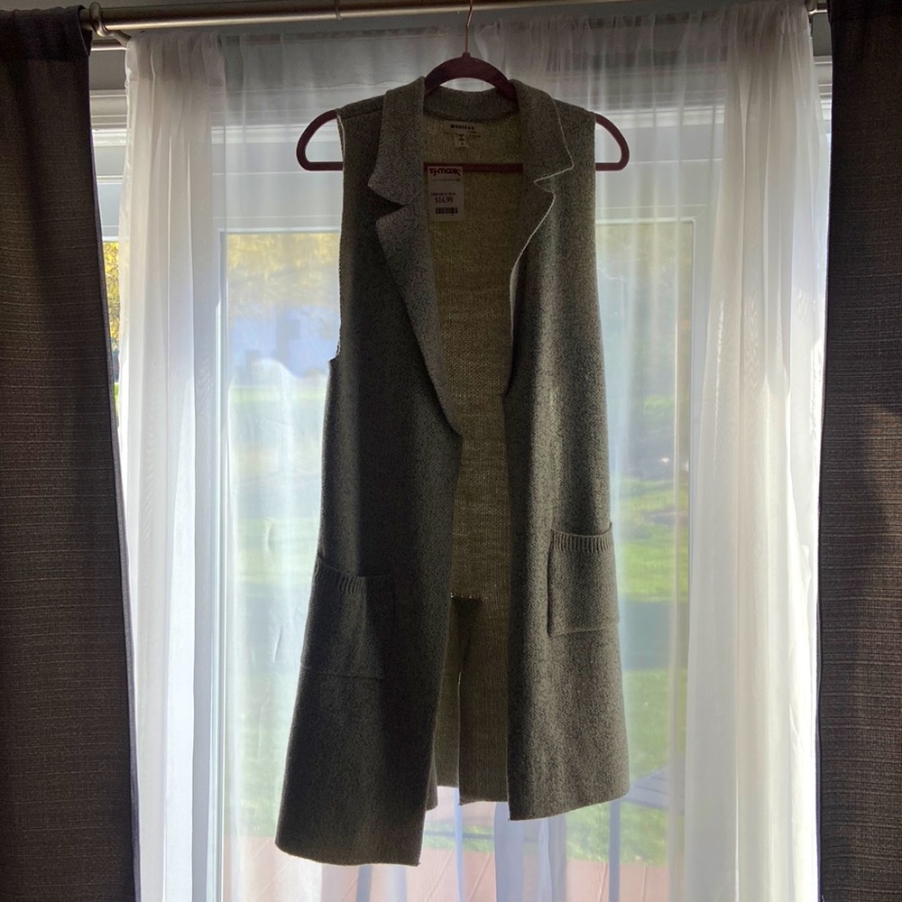 Knitted sleeveless long blazer